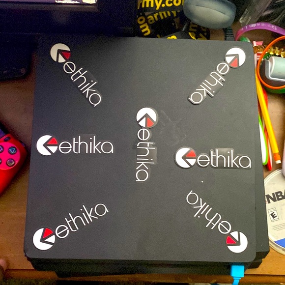 I’m selling a PlayStation pro with 1 controller - Picture 1 of 2